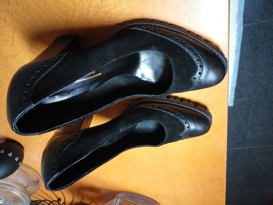Sapatos Pretos Tapadas como Novos