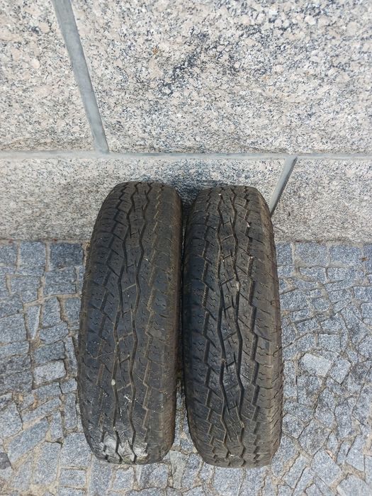 Vendo pneus semi-novos 195/80/15 Toyo