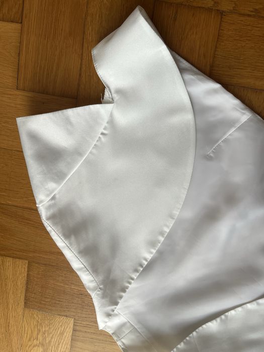 Białe bolerko ślubne