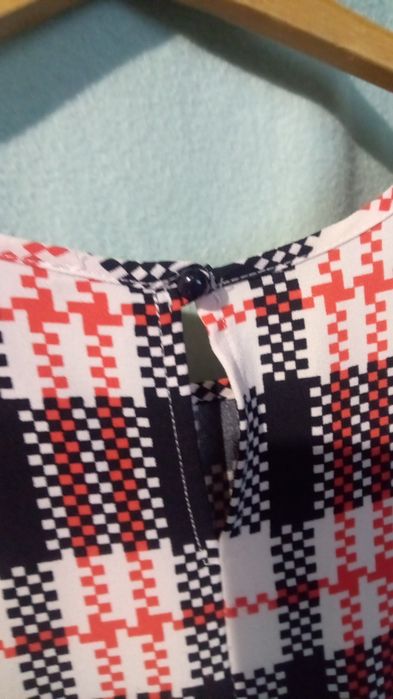Sukienka w kratkę do kolan na samym dole. Falbanką urzywana w dobrym stanie