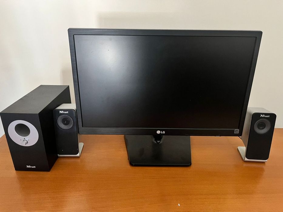 Computador de mesa. Com torre colunas rato teclado e ecrã a funcionar