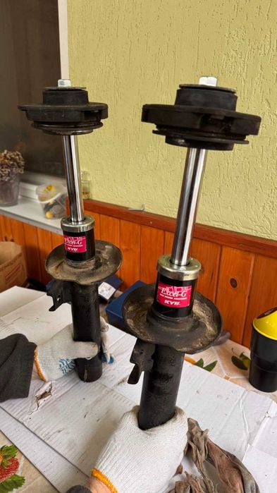 Передні стійки ліва та права Skoda Yeti