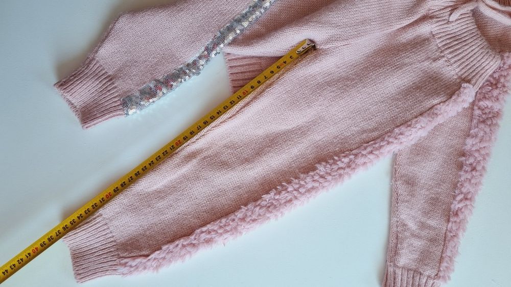 Теплий костюм для дівчинки вязаний