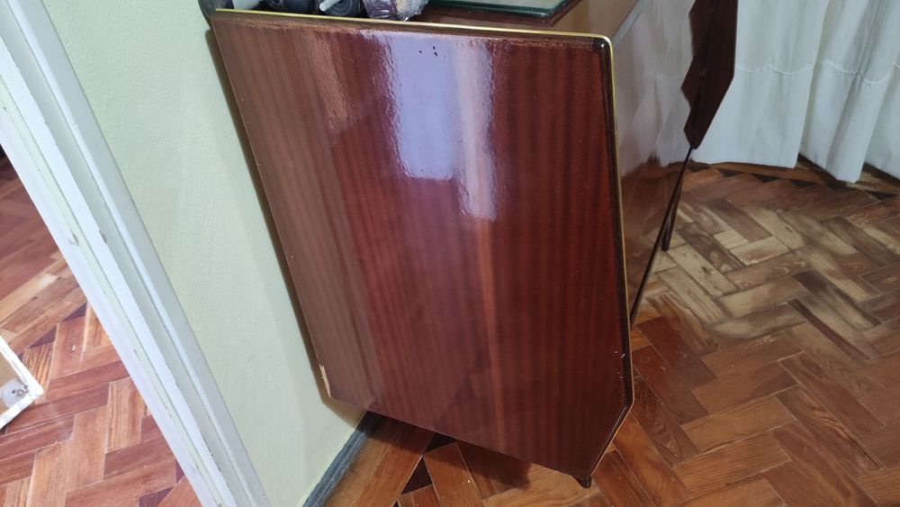 Vende-se roupeiro e cómoda em bom estado