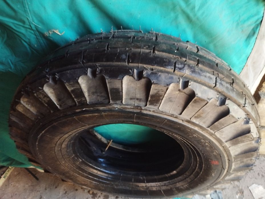 Шины от тракторного прицепа