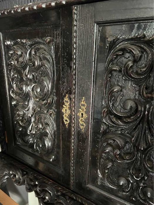 Móvel antigo escuro