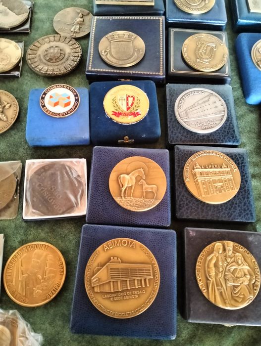 Lote de 60 medalhas