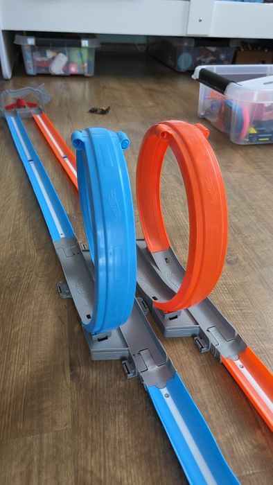 Tor wyścigowy hot wheels  z dwoma pętlami plus dwa autka