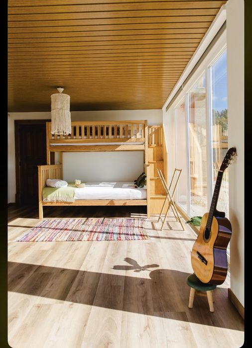 Beliche feito por Only Wood com cama de casal e estante de arrumação
