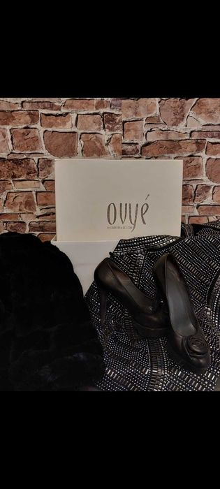 Czarne skórzane szpilki włoskiej Marki OVYĚ
