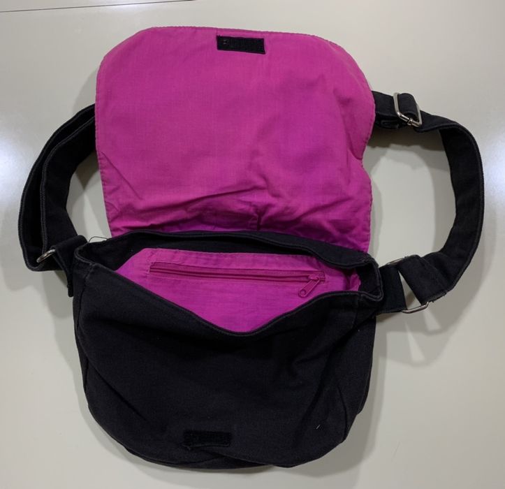 Mala de tiracolo com Pin’s