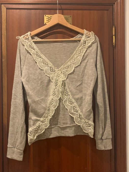 Camisola bege com renda nas costas