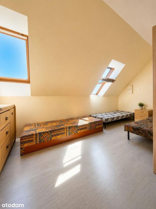 6 pokoi, 2 kuchnie, 2 korytarze, garderoba, 2 łazienki oraz ogród