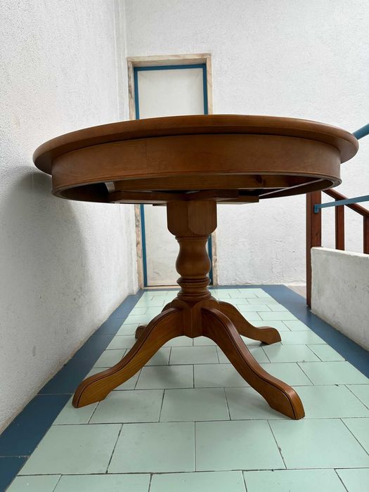 Mesa de madeira maciça para sala