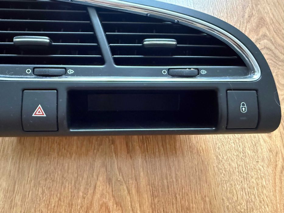 Решітка вентиляції пічки салону обдув Пежо 3008. Peugeot 9685023677.