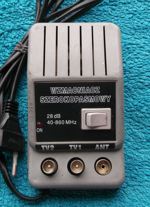 Stary, kolekcjonerski wzmacniacz szerokopasmowy.