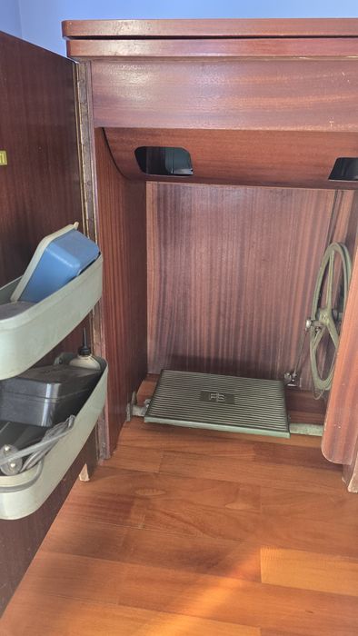 Máquina de costura antiga Borletti com móvel – a funcionar