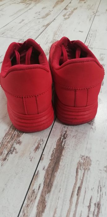 Trampki czerwone