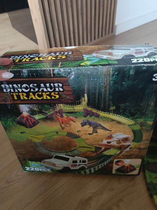 Dinosaur tracks tor z dinozaurami wulkan