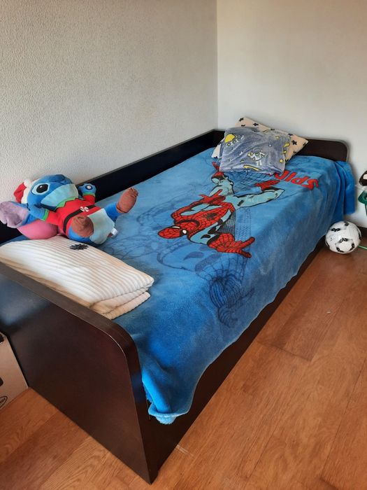Vendo cama de solteiro sendo que tem outra cama como gavetão