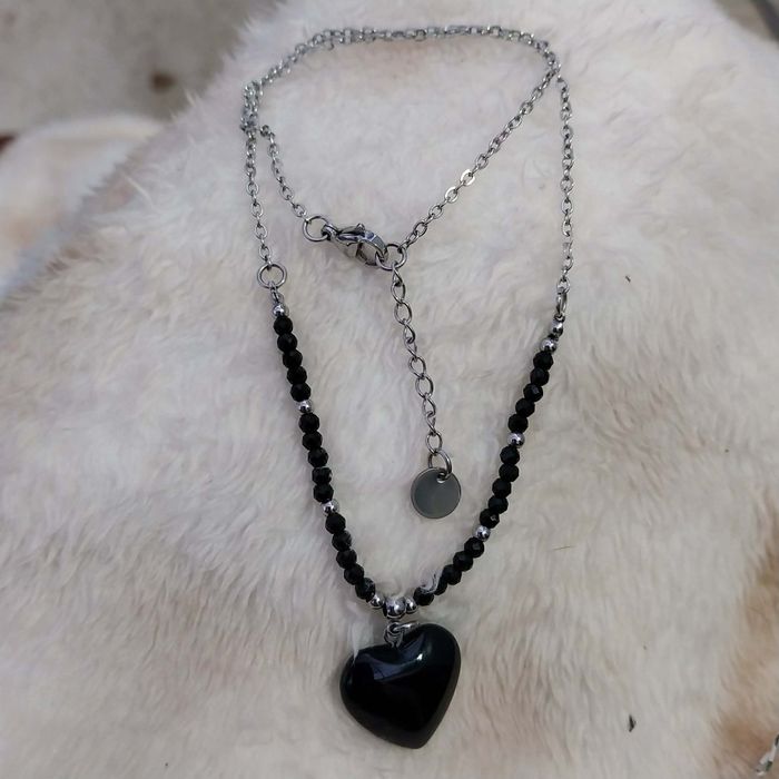 Colar Prateado com Contas Pretas e Pendente Coração em Pedra Natural Onix
