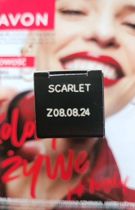 Lśniąca szminka Hydramatic Shine Scarlet Avon