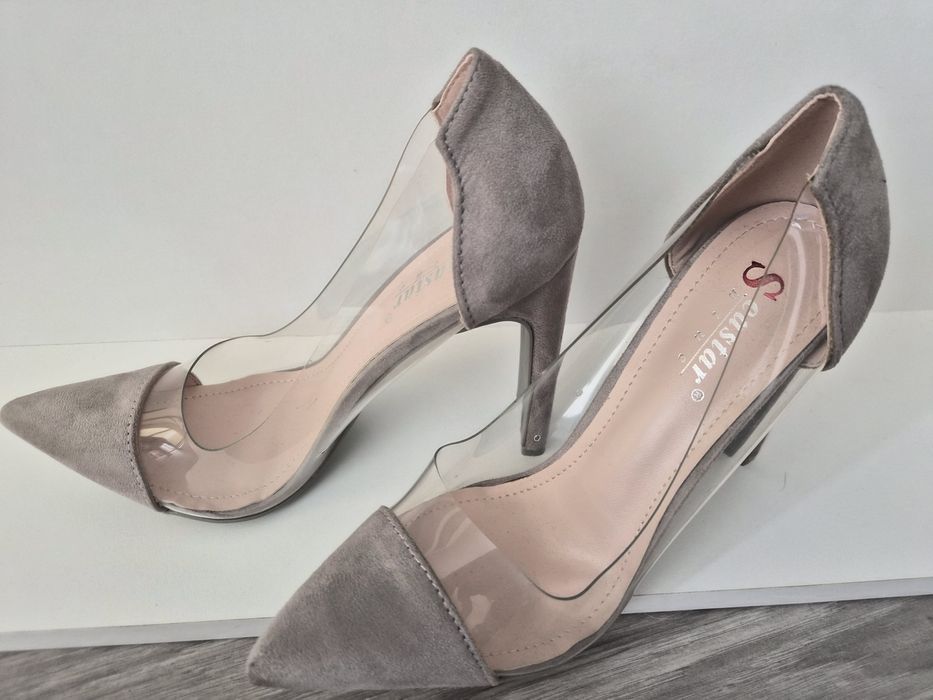 Piękne buty wyjściowe na słupku