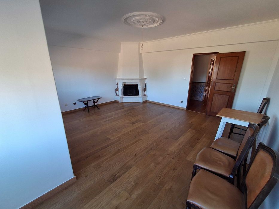 vende-se Excelente Apartamento T2 (95 m²) em Monte Abraão – Ideal para Habitação Própria ou Investimento