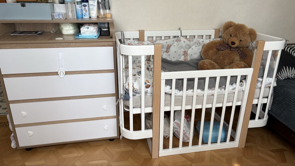 Детяче ліжечко та камод