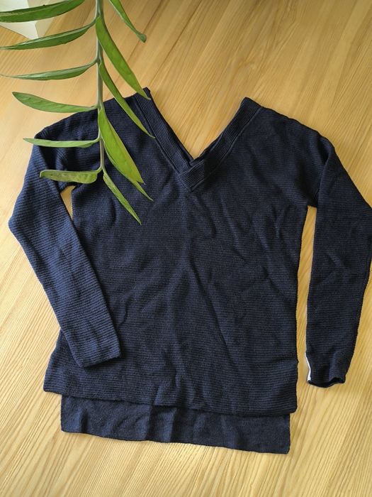Sweter, sweterek, dekolt na plecach