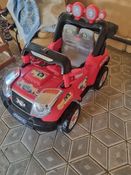 Дитяча машинка електрична