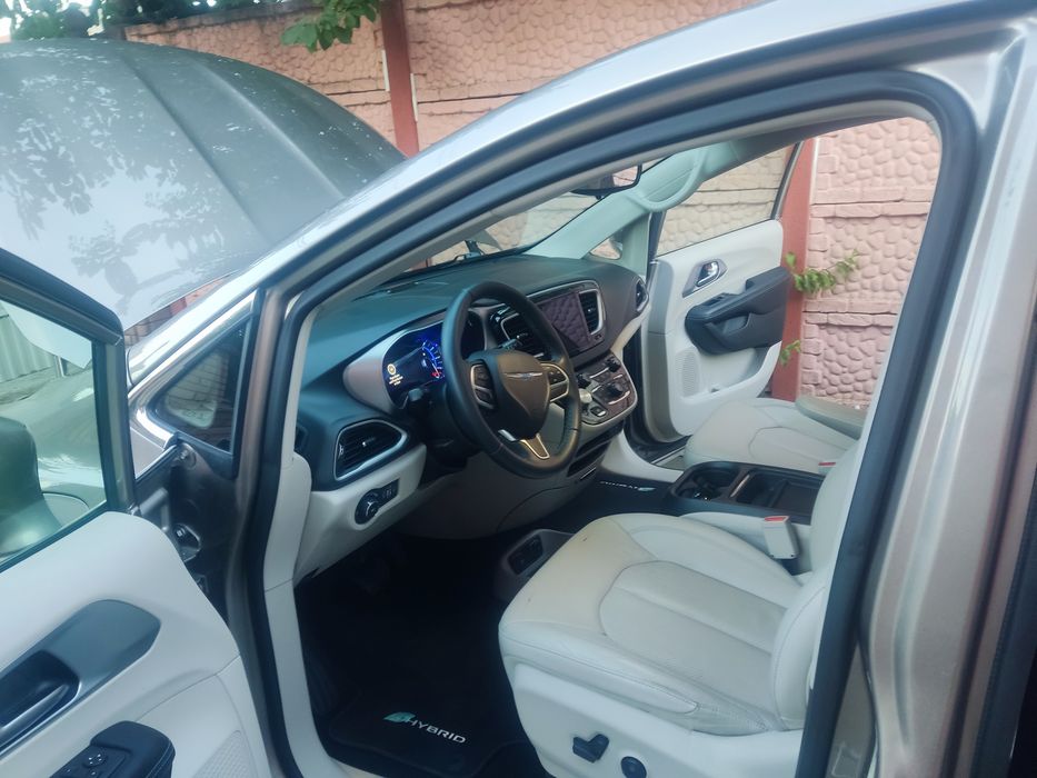 Продам Крайслел Пацифіка 2018рік плагін-гібрид