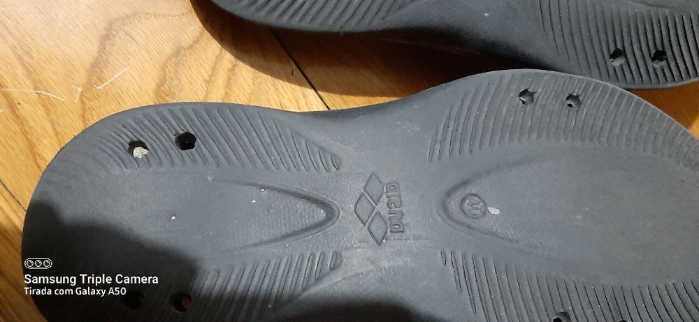 Chinelos pretos  marca arena