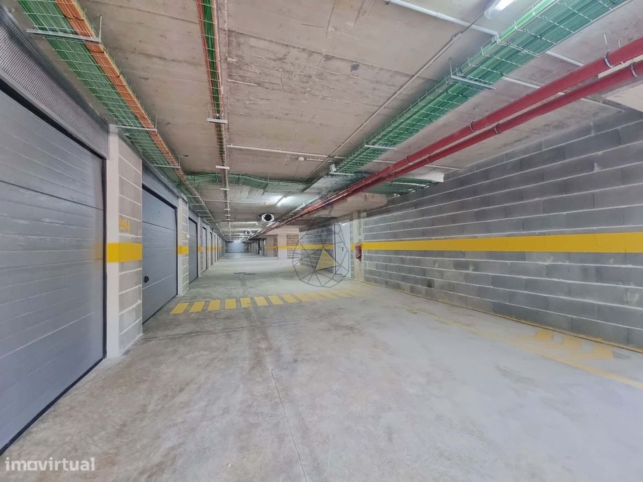 Garagens Box à Venda em Portimão — de 16 m² a 28 m², entre a estação d
