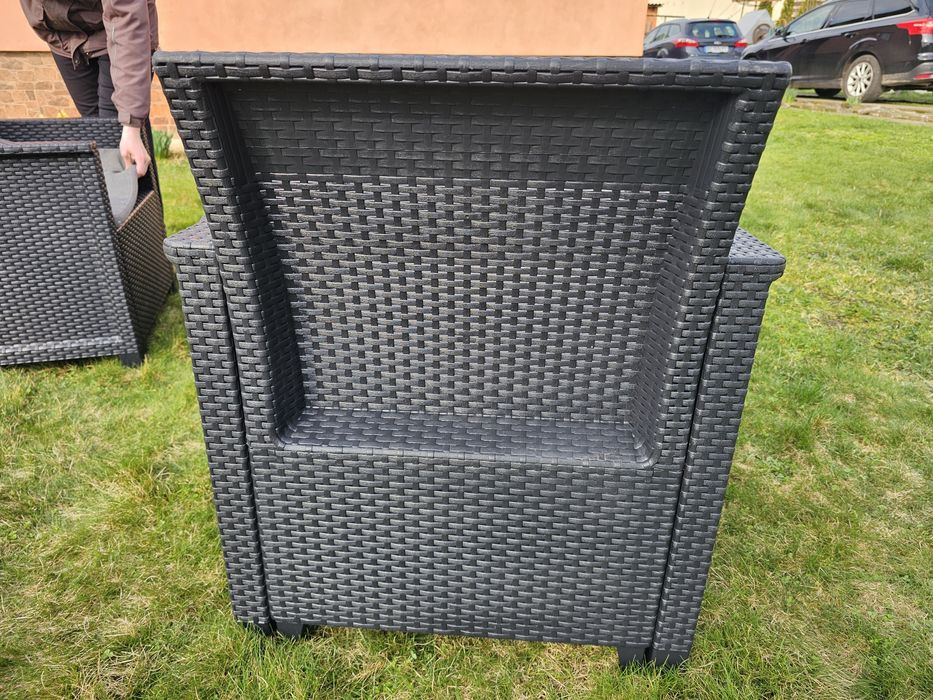 Садові крісла з ротангу