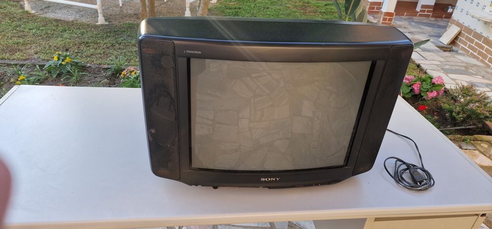 Televisão antiga de cubo Sony - Usada mas a funcionar