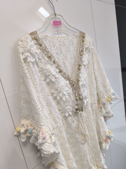 Narzutka plażowa boho z koronką i pomponami – uniwersalna