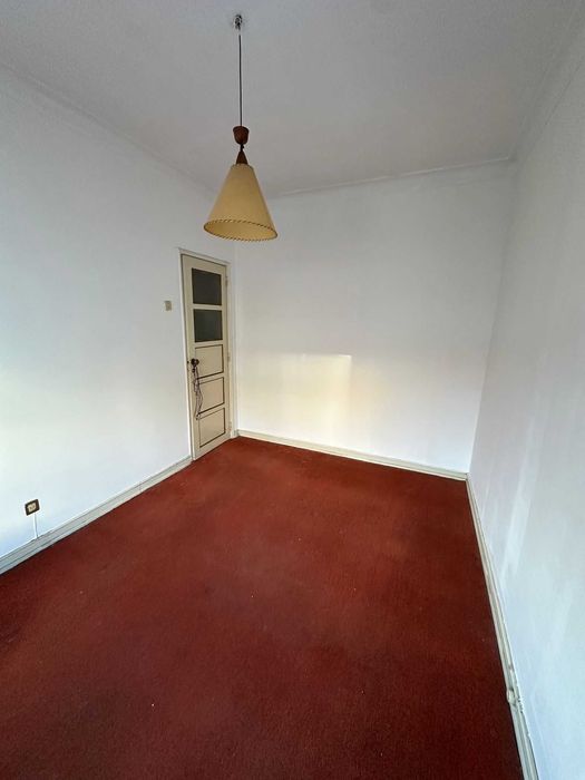 T2 em Algés remodelado com vidros duplos e duas varandas
