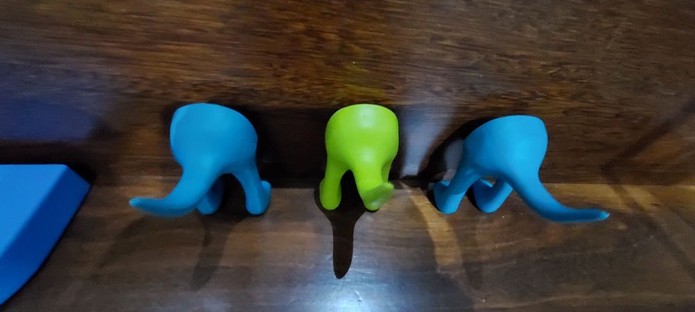 Prateleira e 3 cabides IKEA de quarto criança