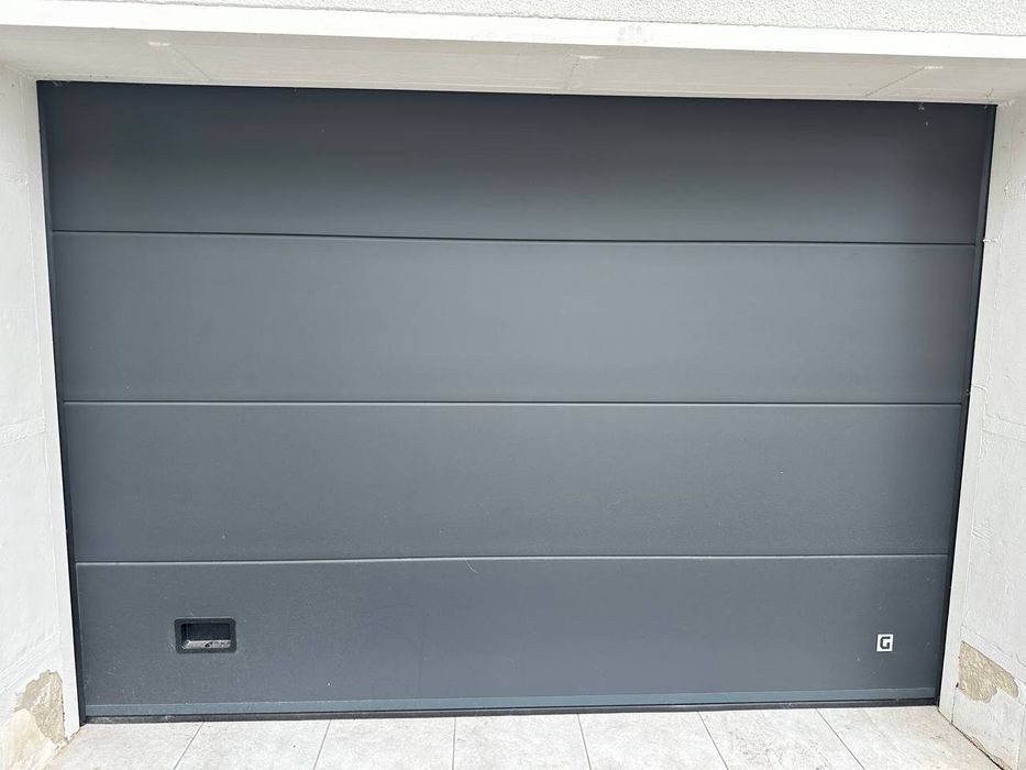 Гаражні ворота секційні