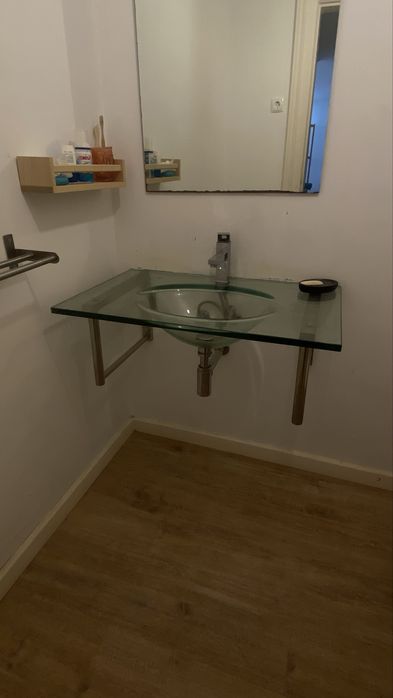 Lavatorio em vidro com torneira