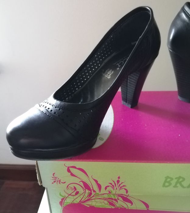Sapatos pretos de salto