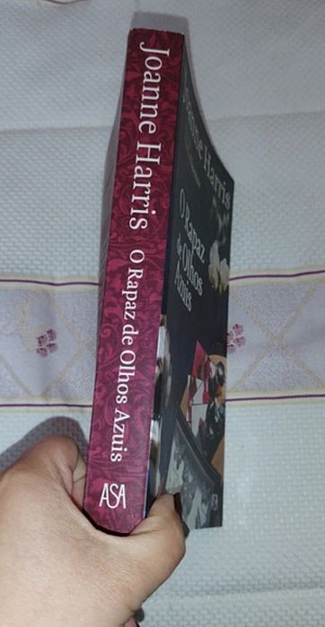 O Rapaz de Olhos Azuis
de Joanne Harris
