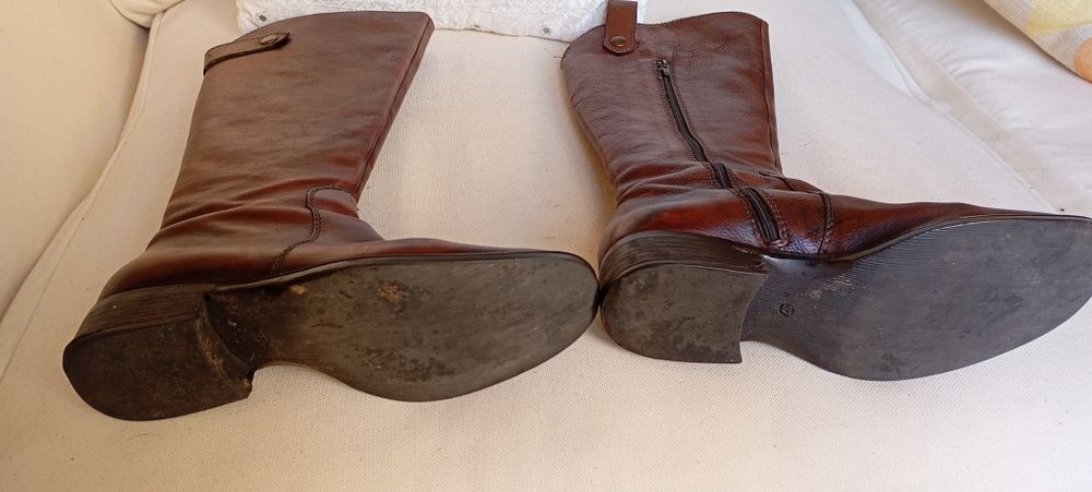 Bota em pele de cano alto castanho