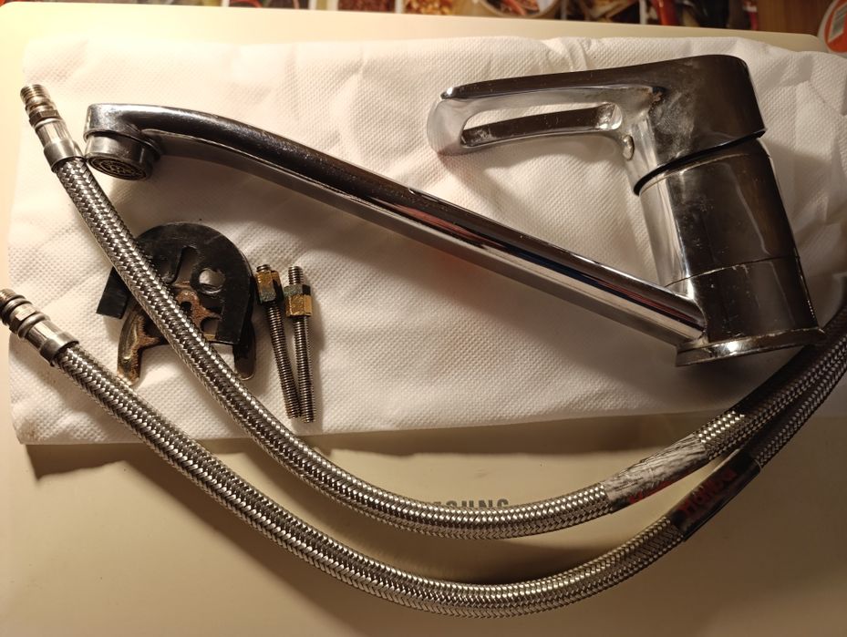 Змішувач на кухню або ванну Haiba в робочому стані