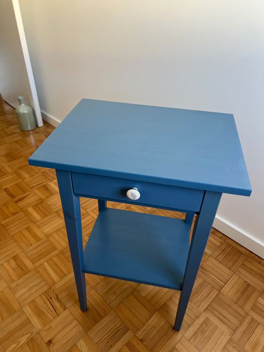 Mesa de cabeceira IKEA HEMNES azul com puxador ZARA HOME