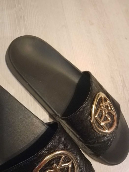 Czarne klapki damskie DKNY