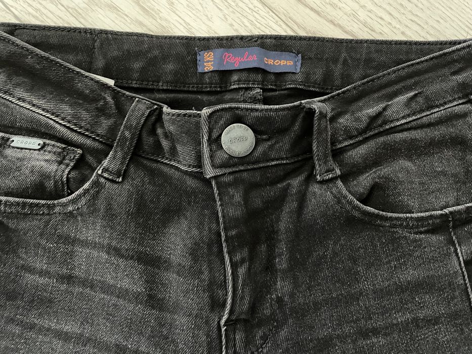 Jeansowe czarne spodnie Cropp