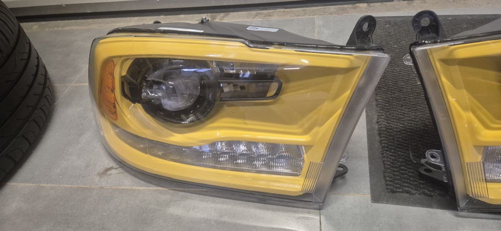 Komplet reflektorów Dodge Ram 2013-