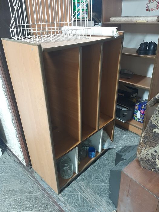 Продам меблі вільного призначення. Вітрини, тумбочки, шкафи